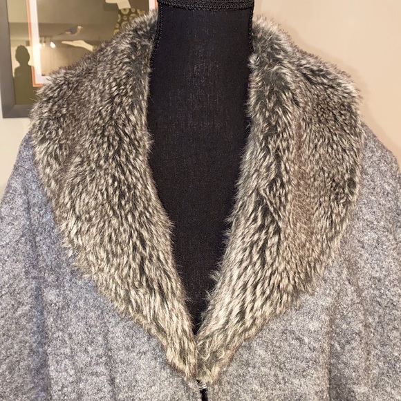 Chicos short kimono style sweater faux fur shawl collar + hook fastener 🩶 - Picture 4 of 8